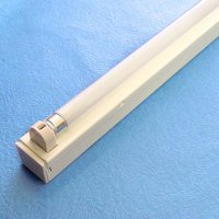 FLUORESCENT LIGHTING FIXTURE